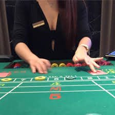 Người dùng Việt Nam chơi slot Nổ hũ 0k365 trên điện thoại di động màn hình sống động